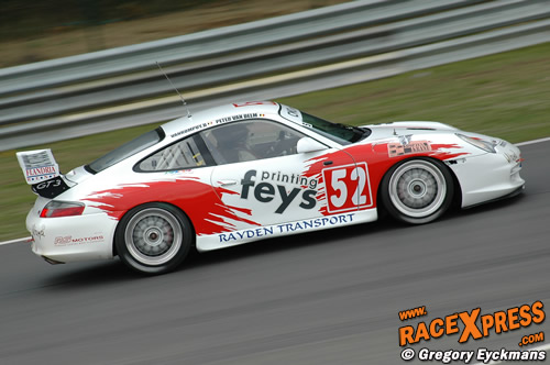 De First Porsche lag aan de leiding maar kwam in de laatste ronde zonder benzine
